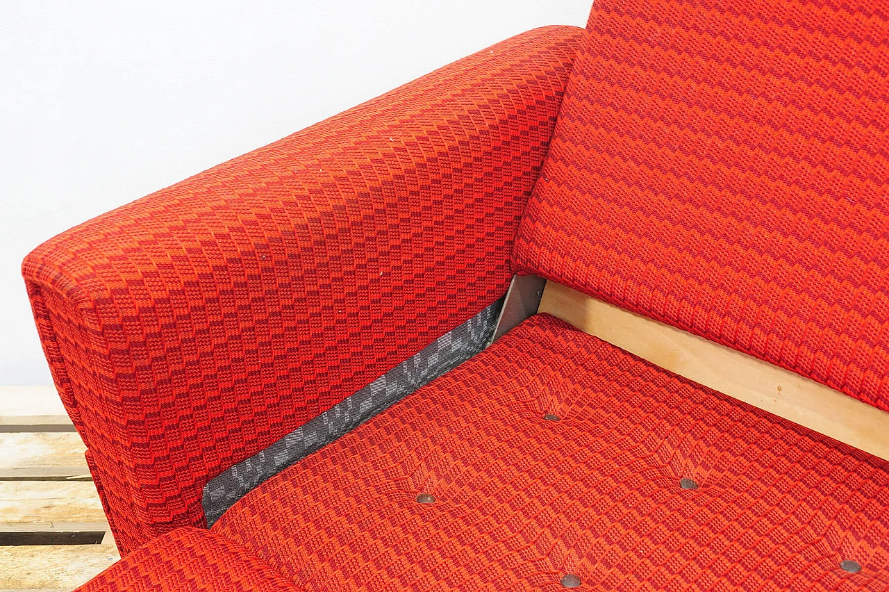 Divano e coppia di poltrone cecoslovacchi in tessuto rosso, anni '70 11