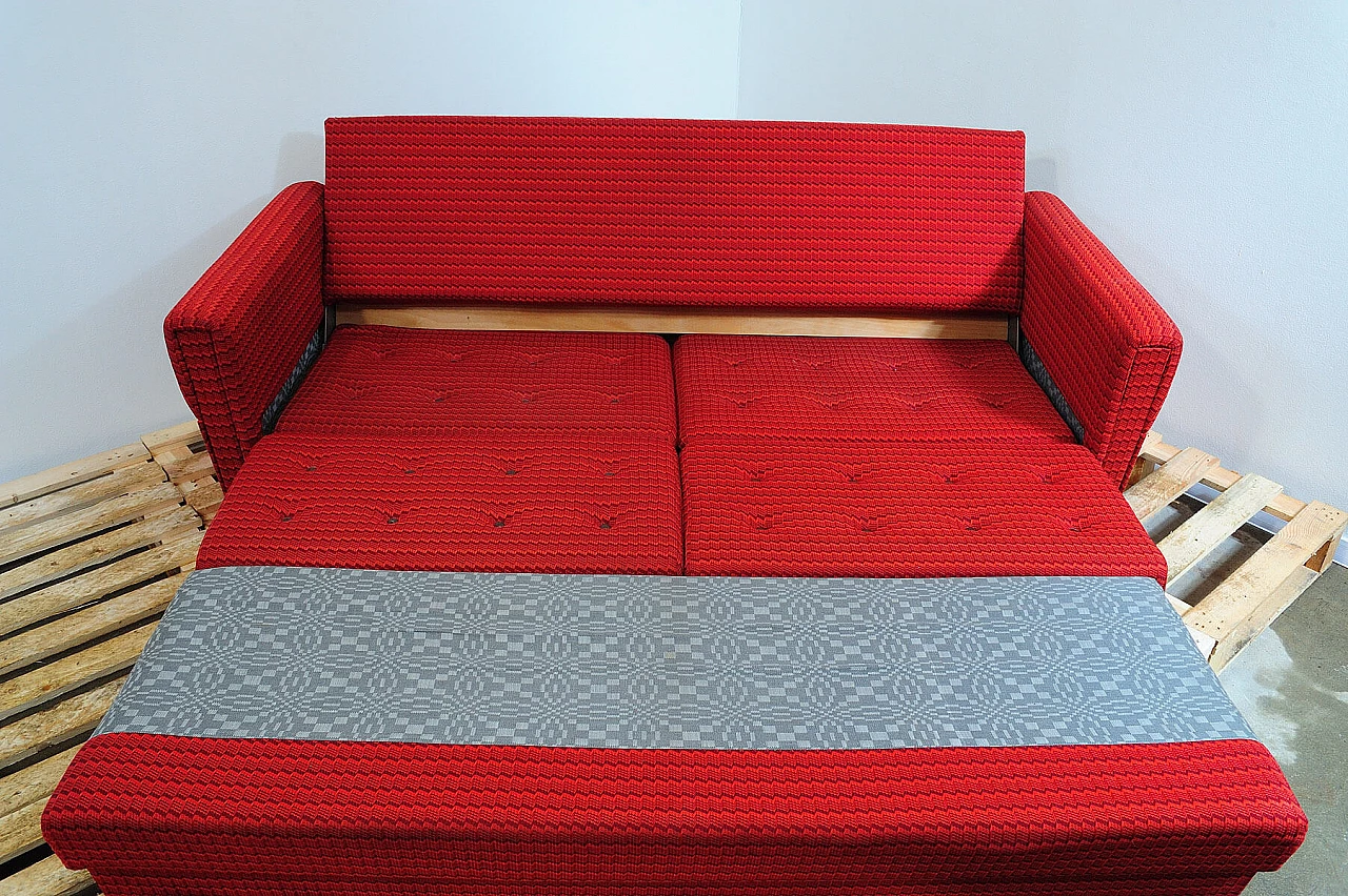 Divano e coppia di poltrone cecoslovacchi in tessuto rosso, anni '70 13
