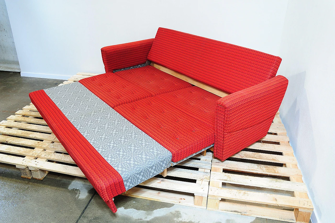 Divano e coppia di poltrone cecoslovacchi in tessuto rosso, anni '70 14