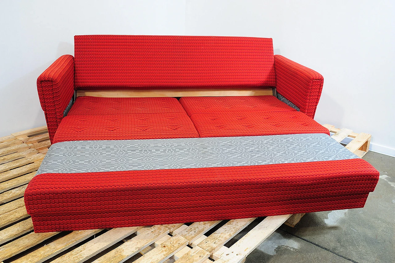 Divano e coppia di poltrone cecoslovacchi in tessuto rosso, anni '70 15