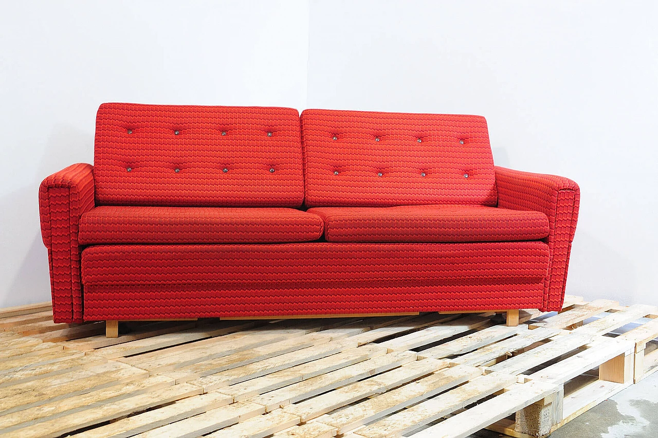 Divano e coppia di poltrone cecoslovacchi in tessuto rosso, anni '70 16