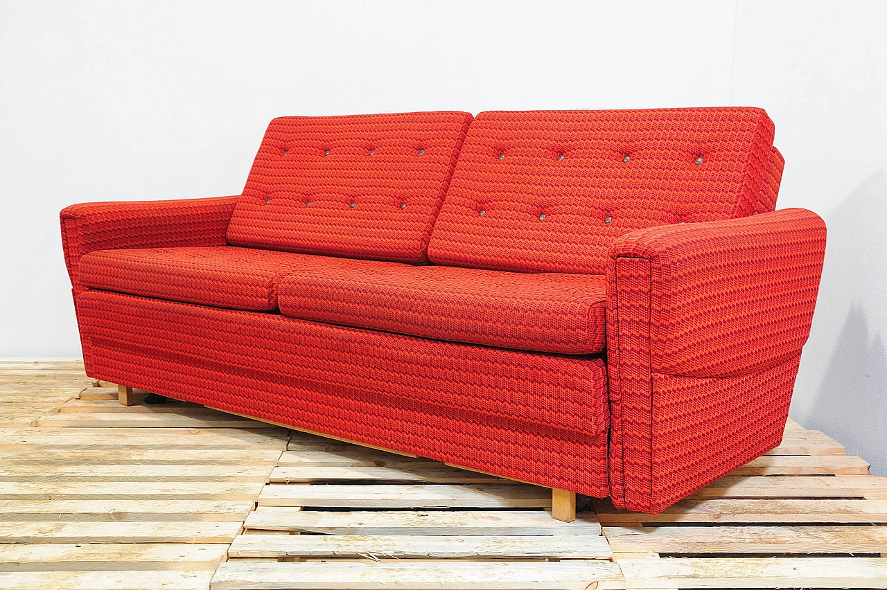 Divano e coppia di poltrone cecoslovacchi in tessuto rosso, anni '70 18