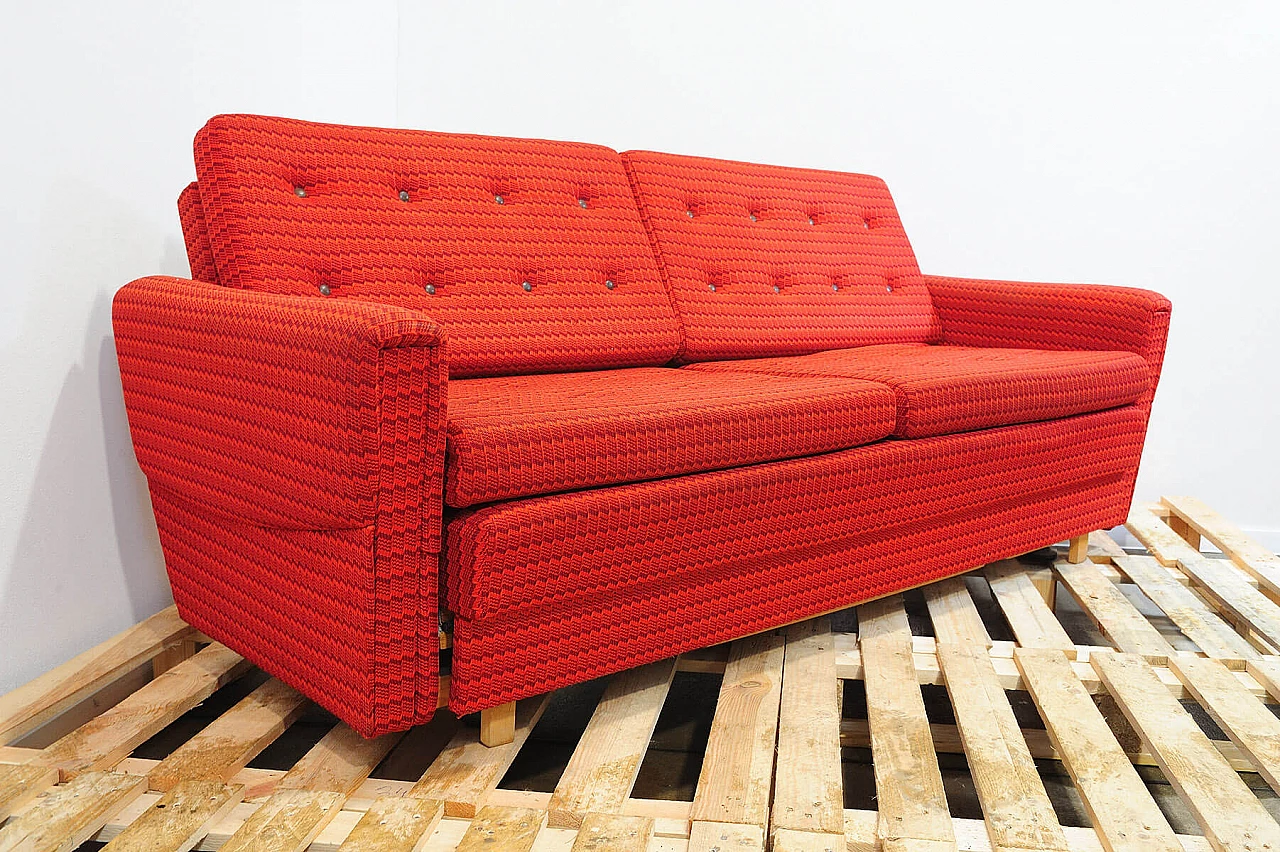 Divano e coppia di poltrone cecoslovacchi in tessuto rosso, anni '70 20