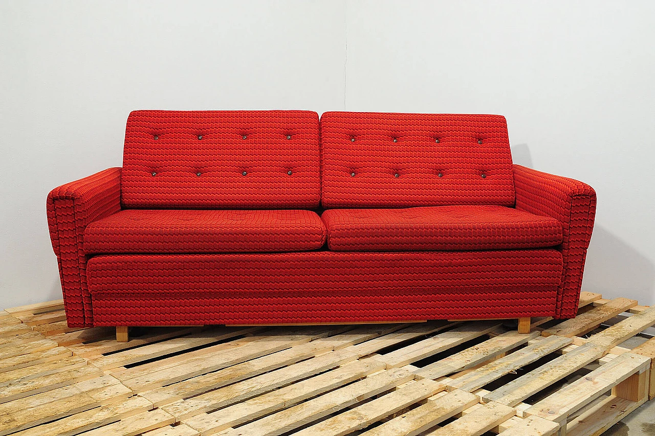 Divano e coppia di poltrone cecoslovacchi in tessuto rosso, anni '70 22