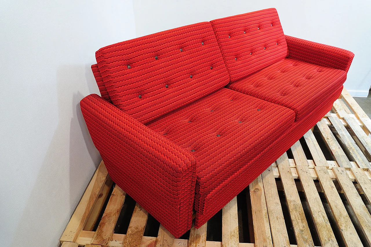 Divano e coppia di poltrone cecoslovacchi in tessuto rosso, anni '70 24