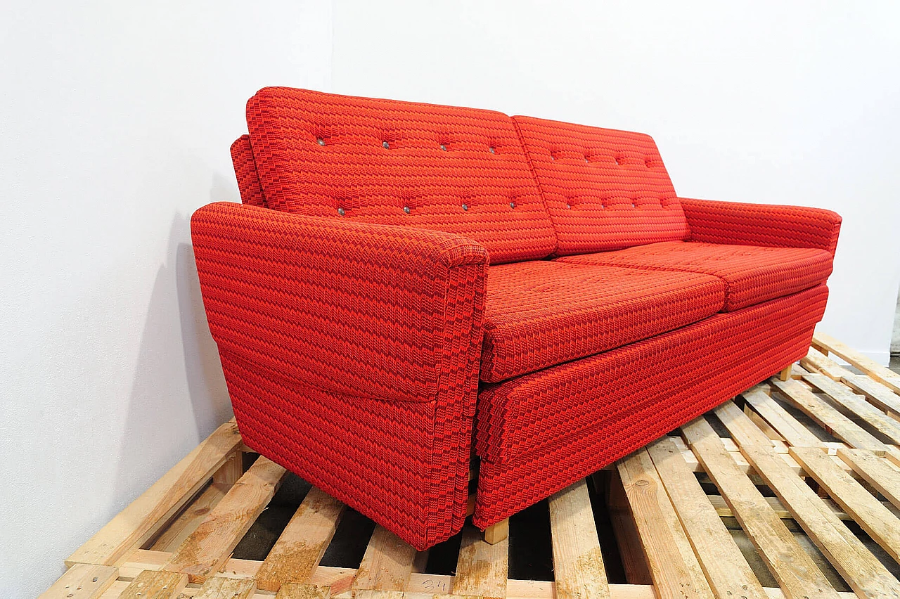 Divano e coppia di poltrone cecoslovacchi in tessuto rosso, anni '70 25