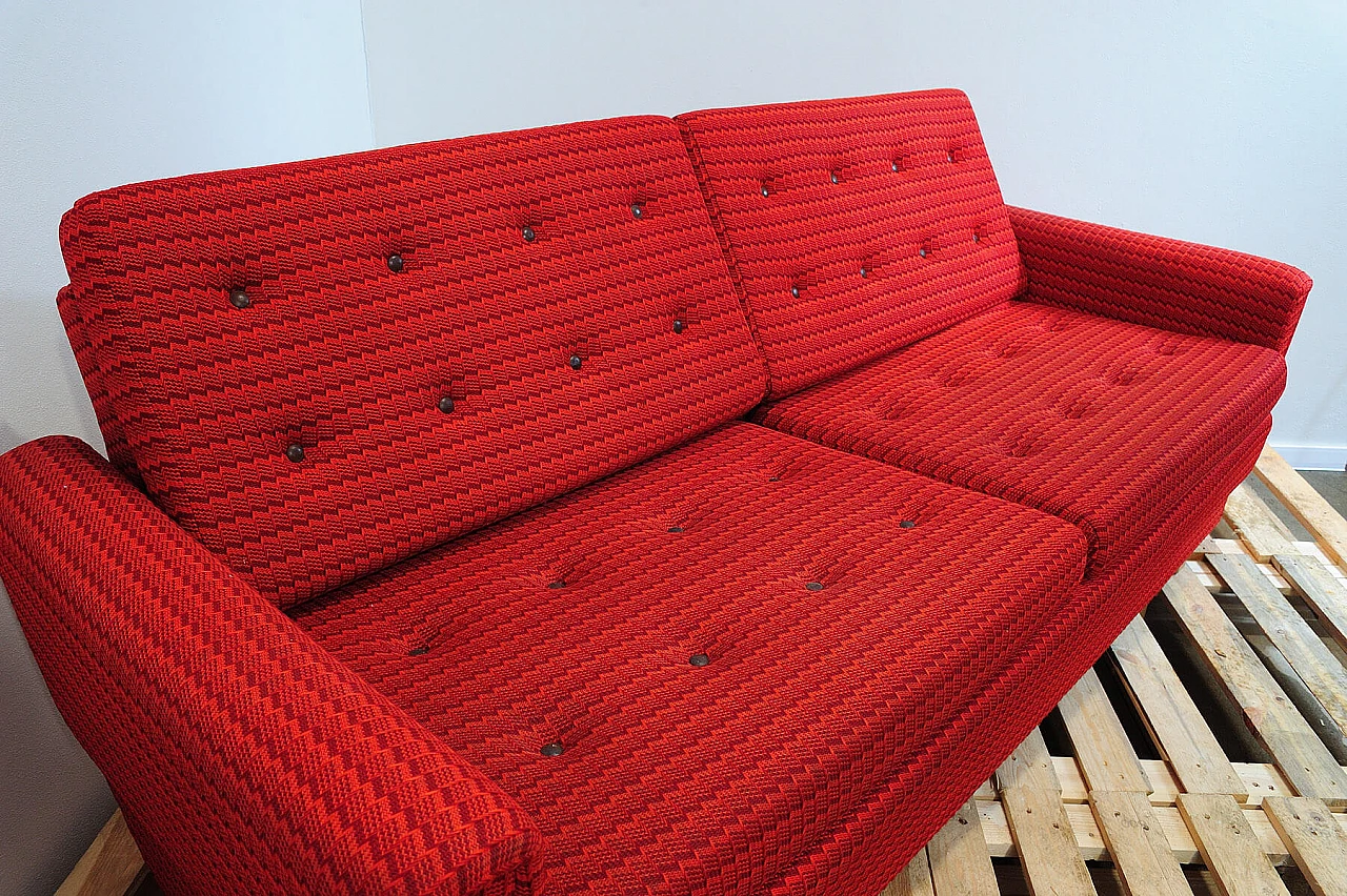 Divano e coppia di poltrone cecoslovacchi in tessuto rosso, anni '70 26