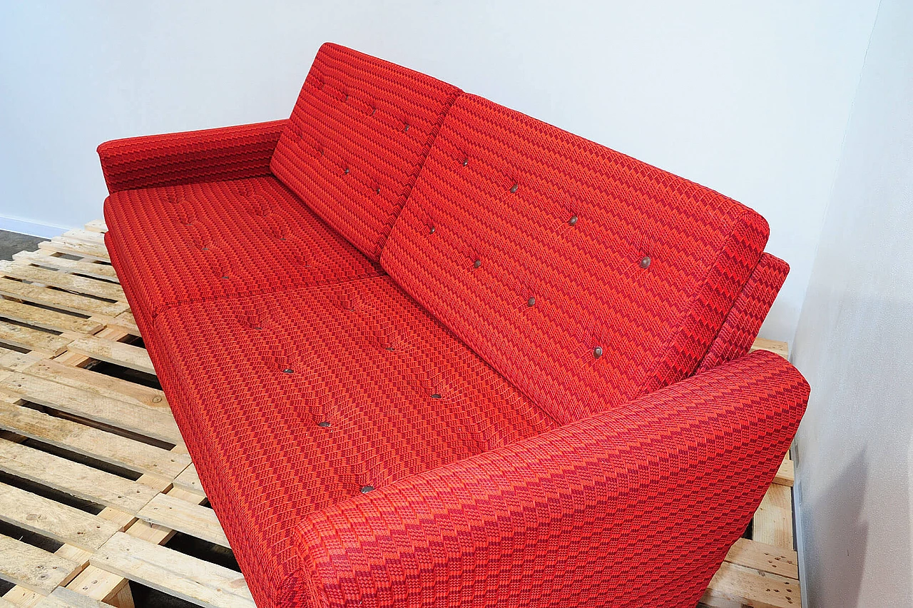 Divano e coppia di poltrone cecoslovacchi in tessuto rosso, anni '70 27