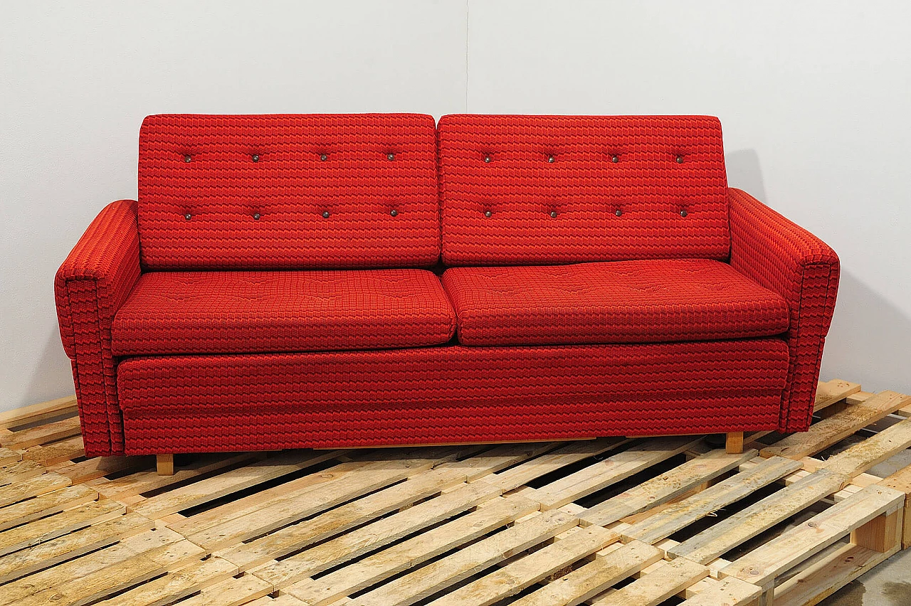 Divano e coppia di poltrone cecoslovacchi in tessuto rosso, anni '70 28