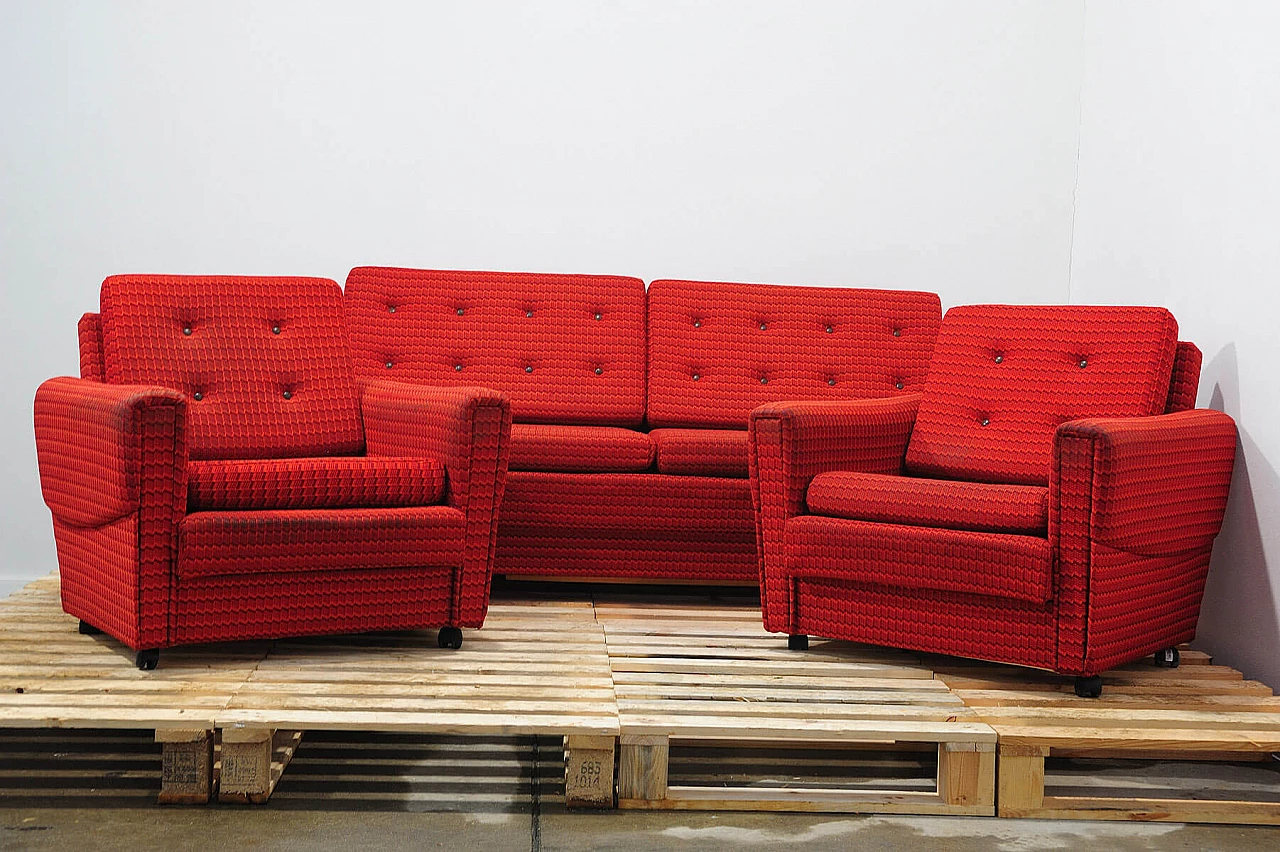 Divano e coppia di poltrone cecoslovacchi in tessuto rosso, anni '70 30