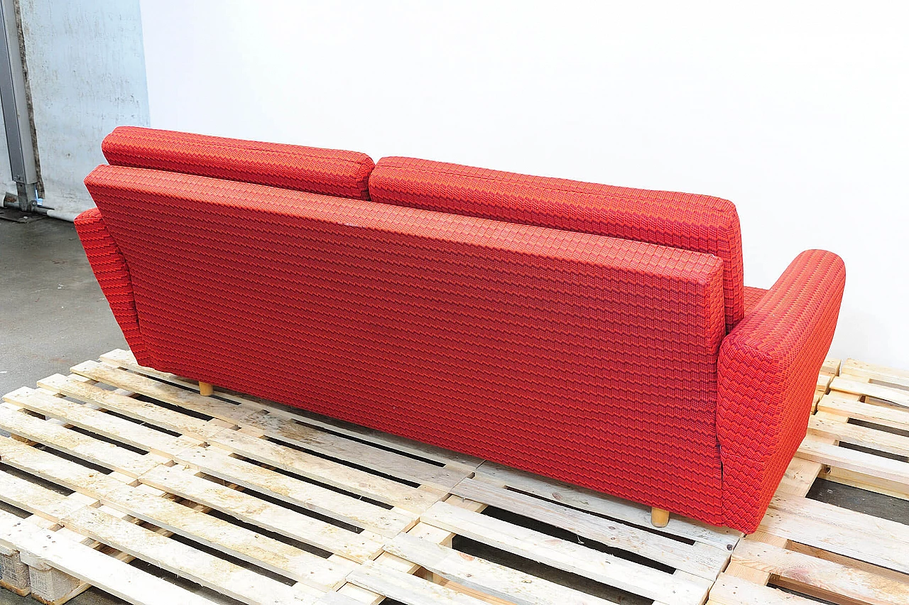 Divano e coppia di poltrone cecoslovacchi in tessuto rosso, anni '70 34
