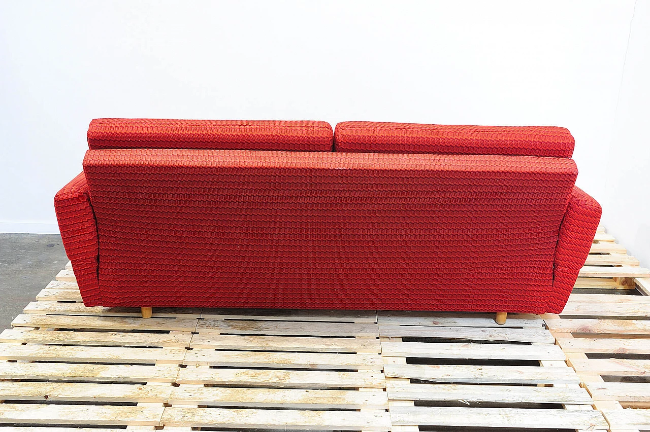 Divano e coppia di poltrone cecoslovacchi in tessuto rosso, anni '70 35