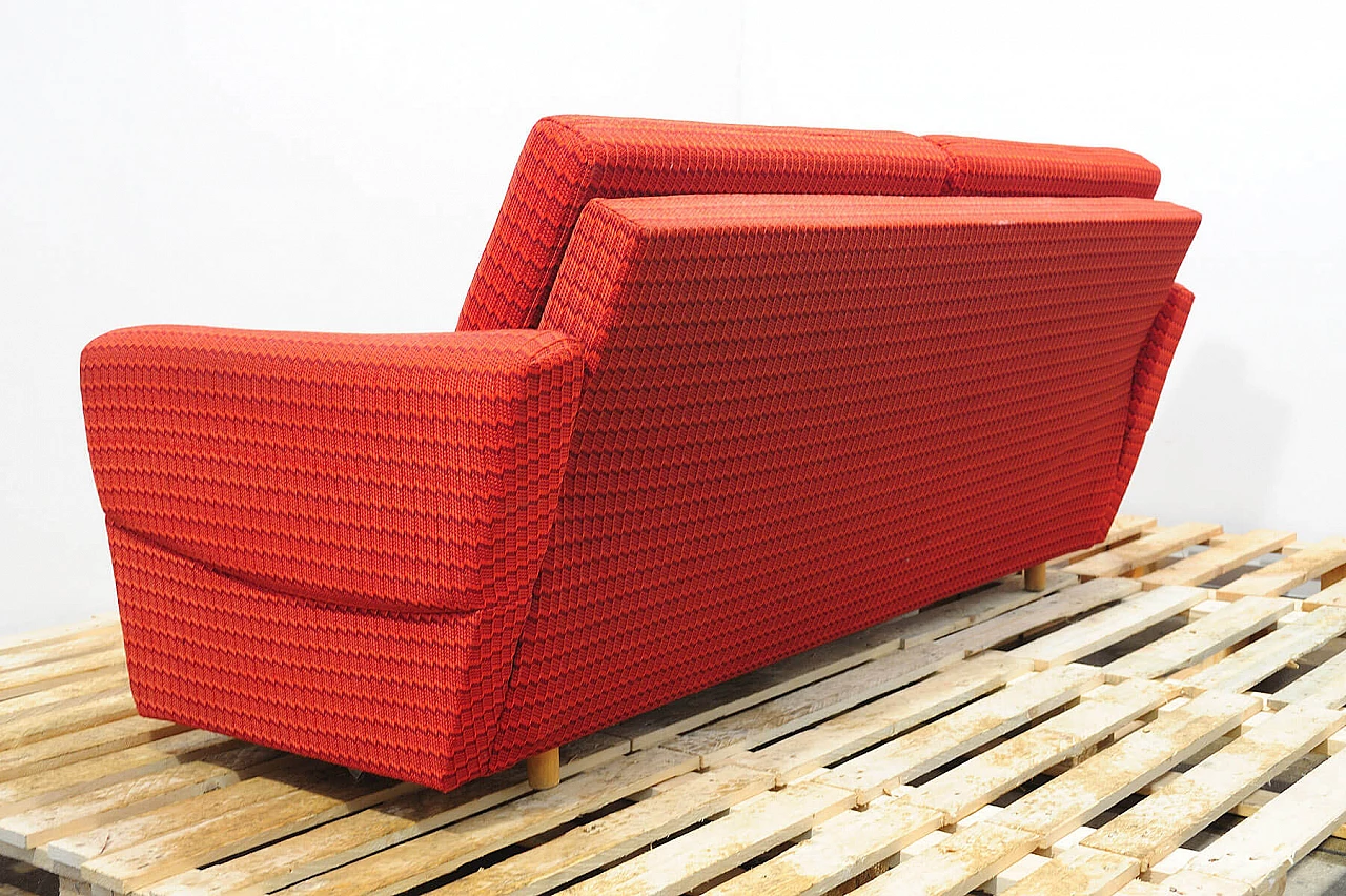 Divano e coppia di poltrone cecoslovacchi in tessuto rosso, anni '70 36