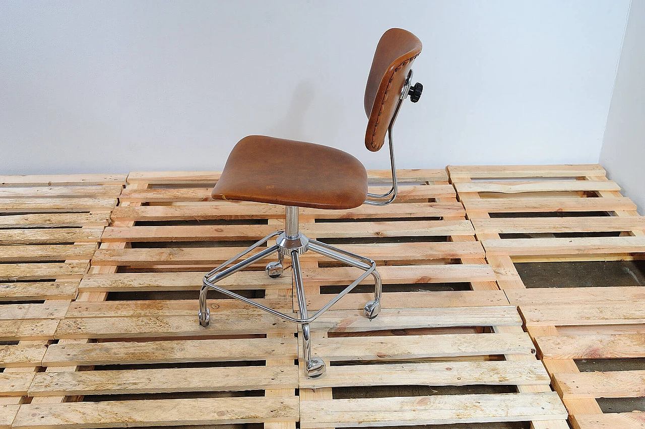Sedia girevole in ferro e similpelle di Kovona, anni '70 10