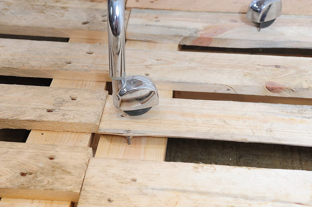 Sedia girevole in ferro e similpelle di Kovona, anni '70 17