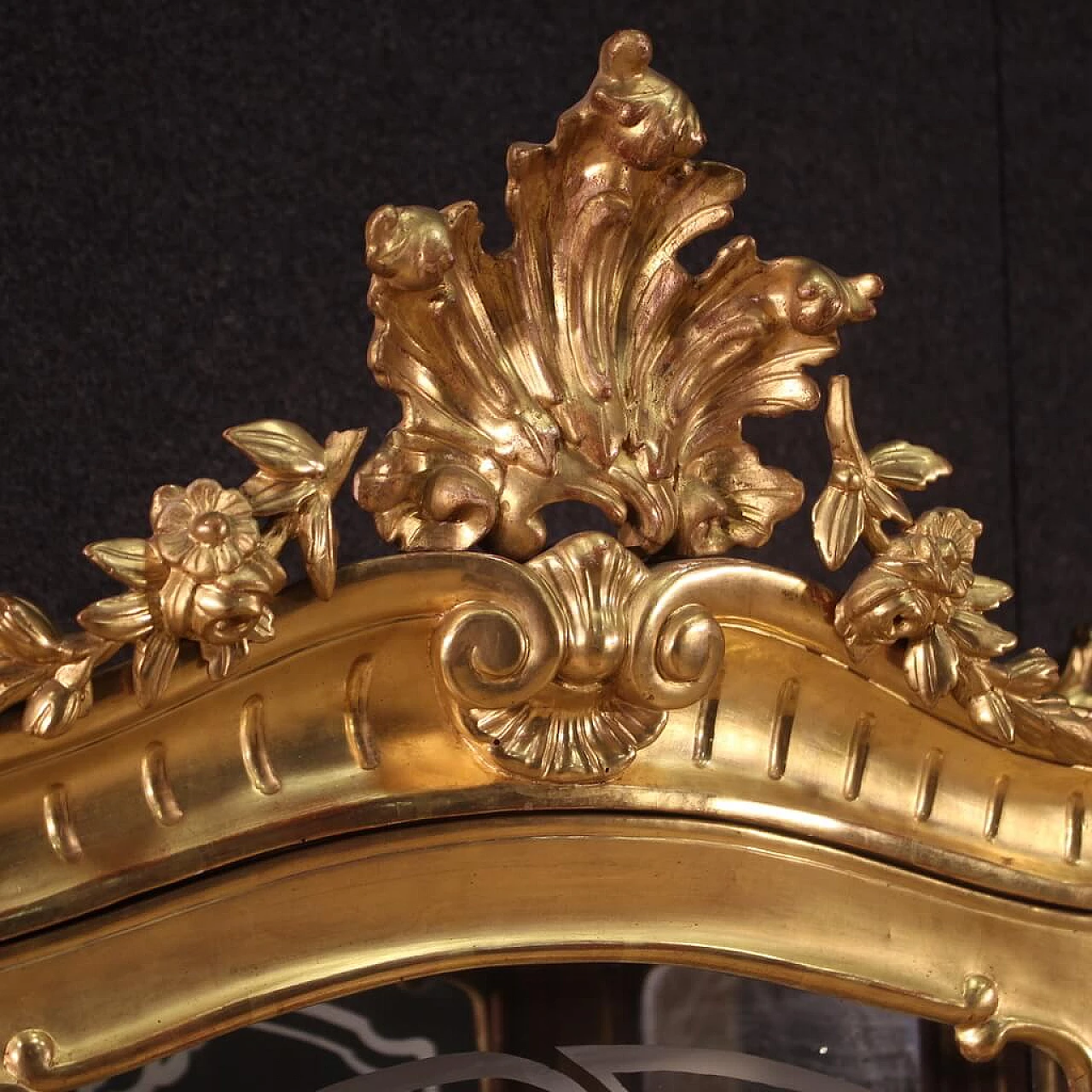 Gilded wood and plaster showcase in rocaille style, late 19th century 3