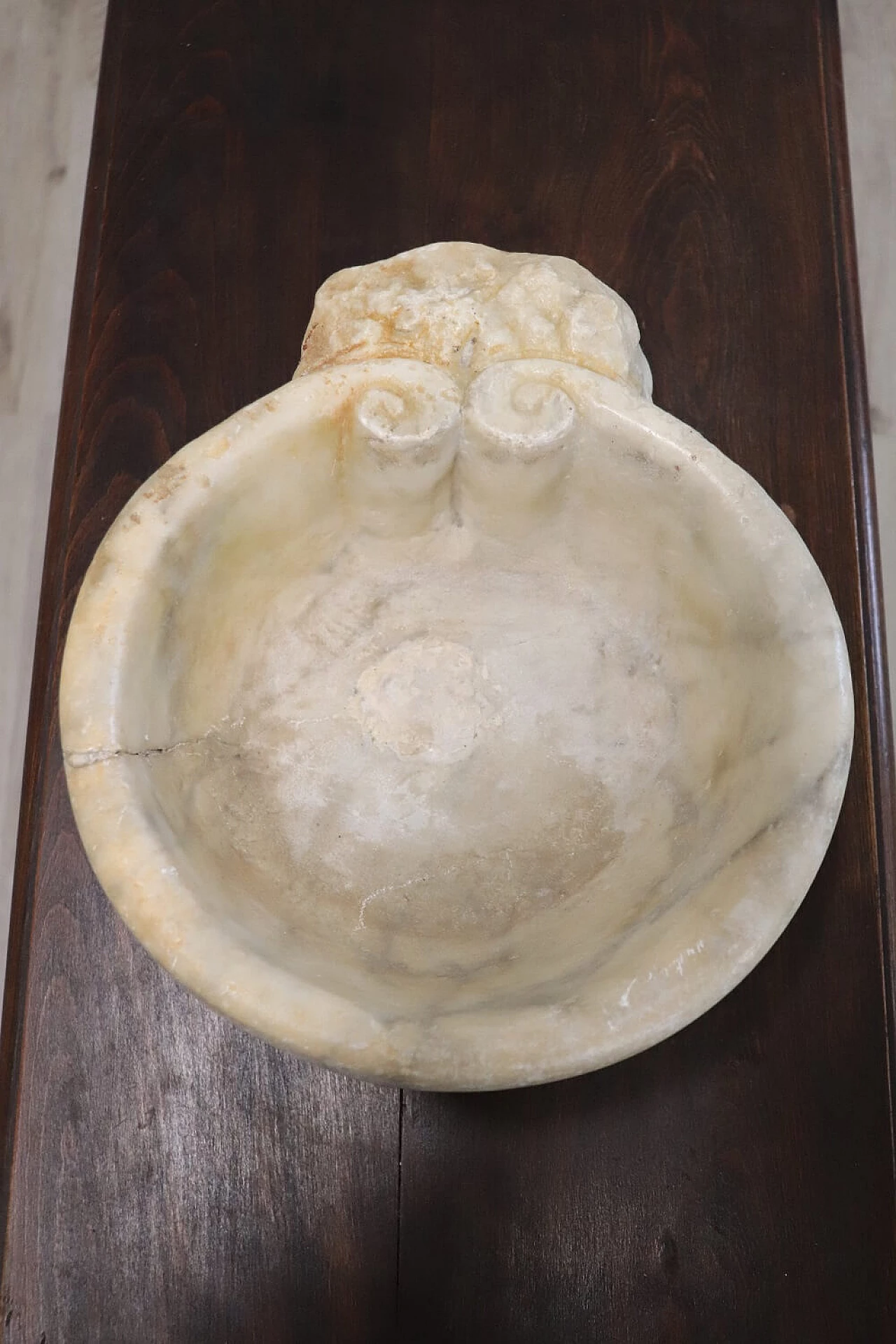 Hand-sculpted white Carrara marble stoup, 18th century 2
