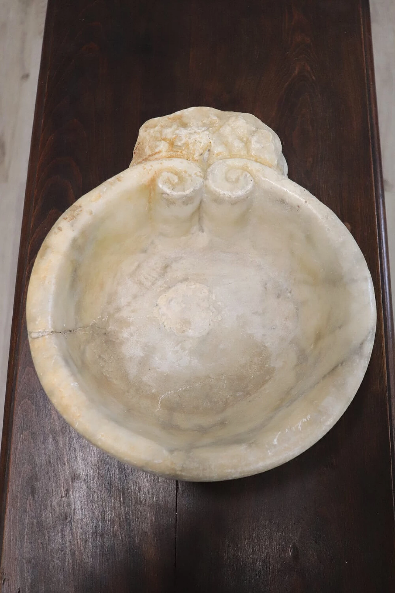Acquasantiera in marmo bianco di Carrara scolpito a mano, '700 2
