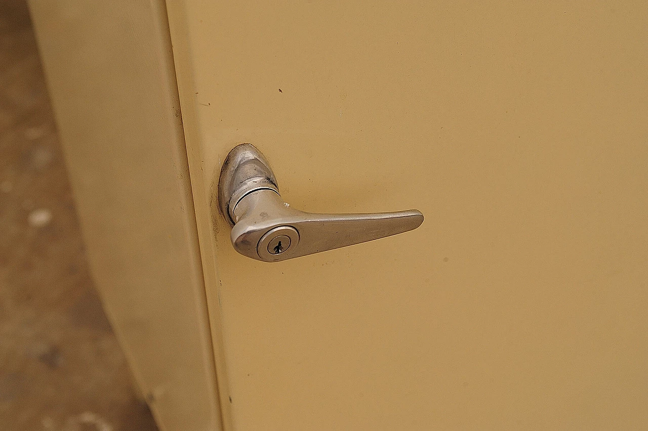 Armadietto medico cecoslovacco in metallo e vetro, anni '50 3