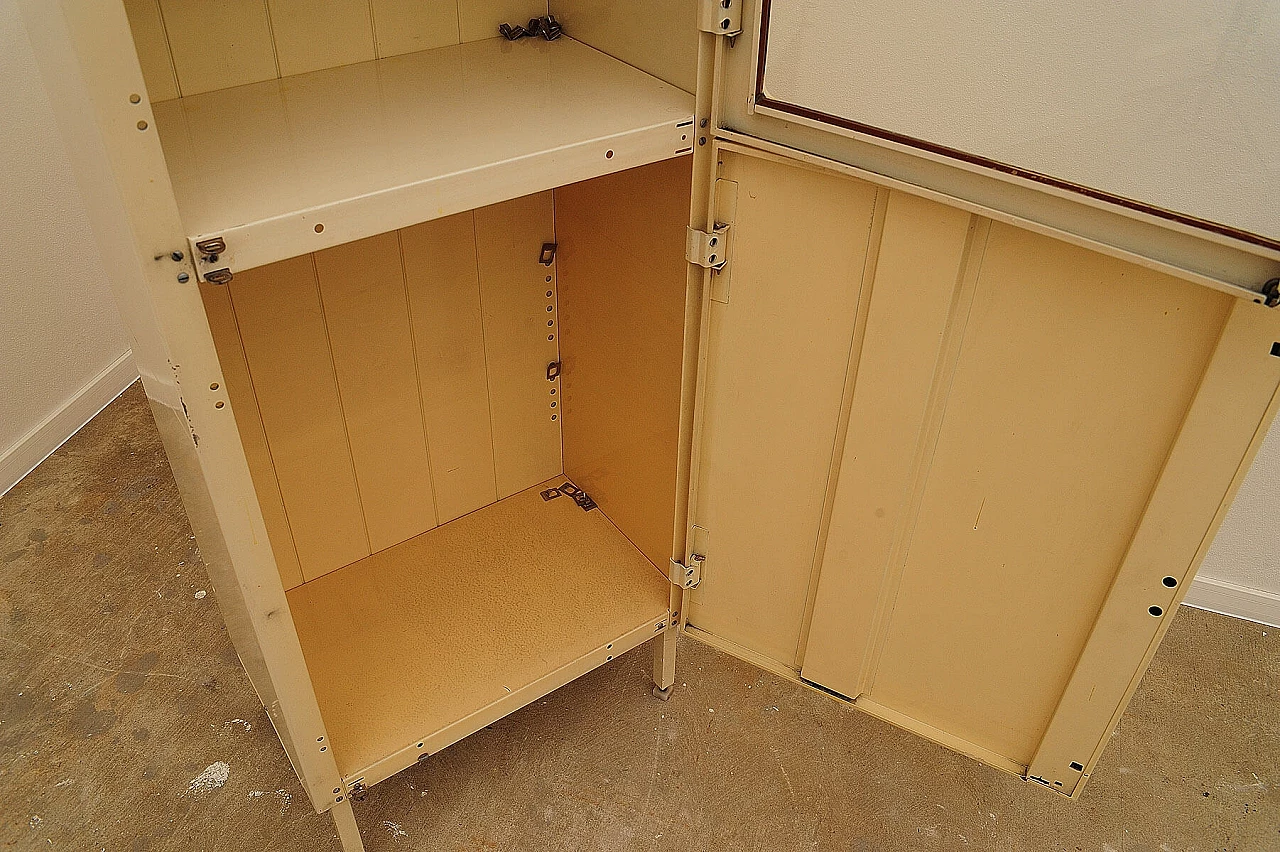 Armadietto medico cecoslovacco in metallo e vetro, anni '50 5