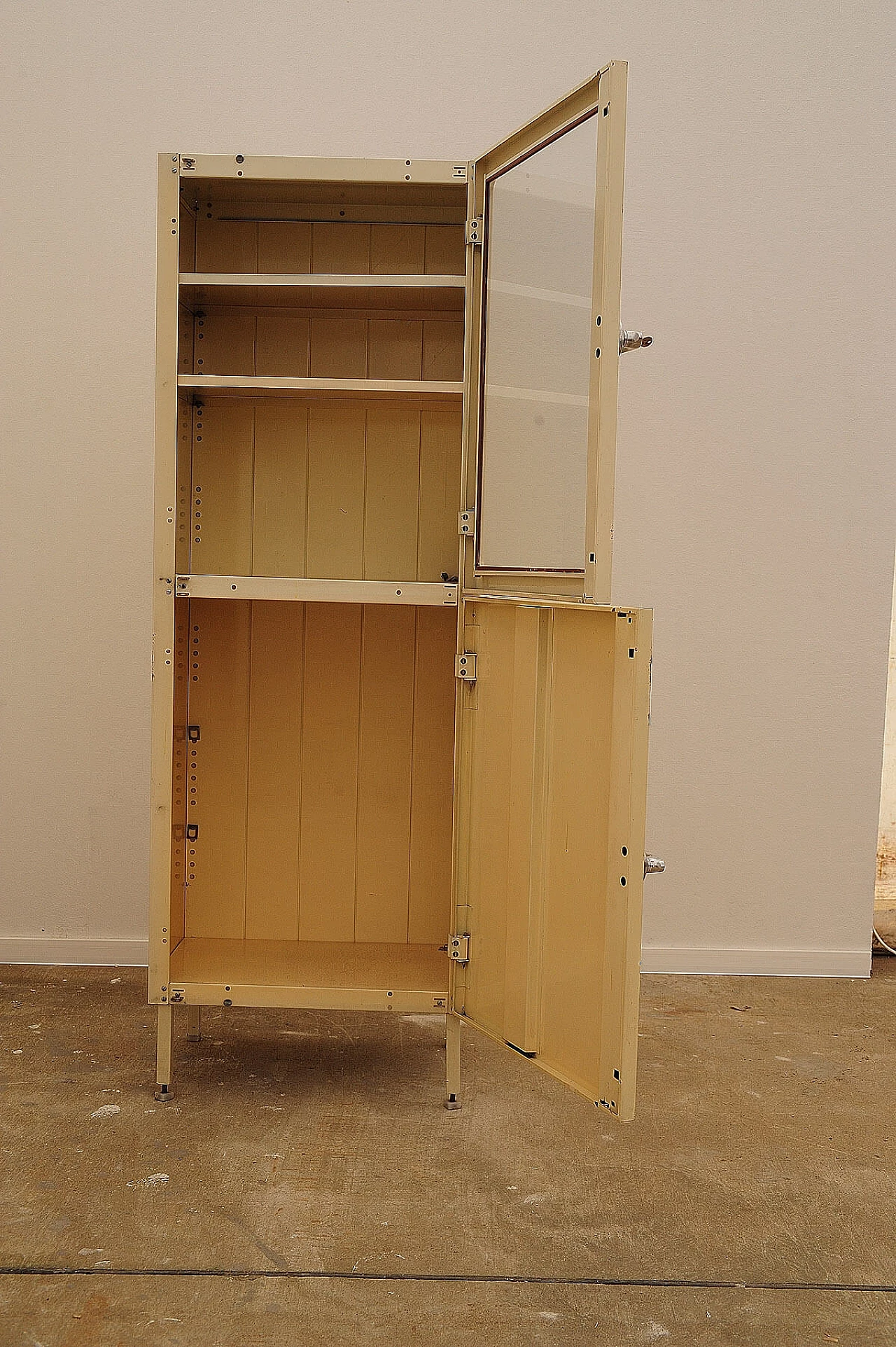 Armadietto medico cecoslovacco in metallo e vetro, anni '50 6