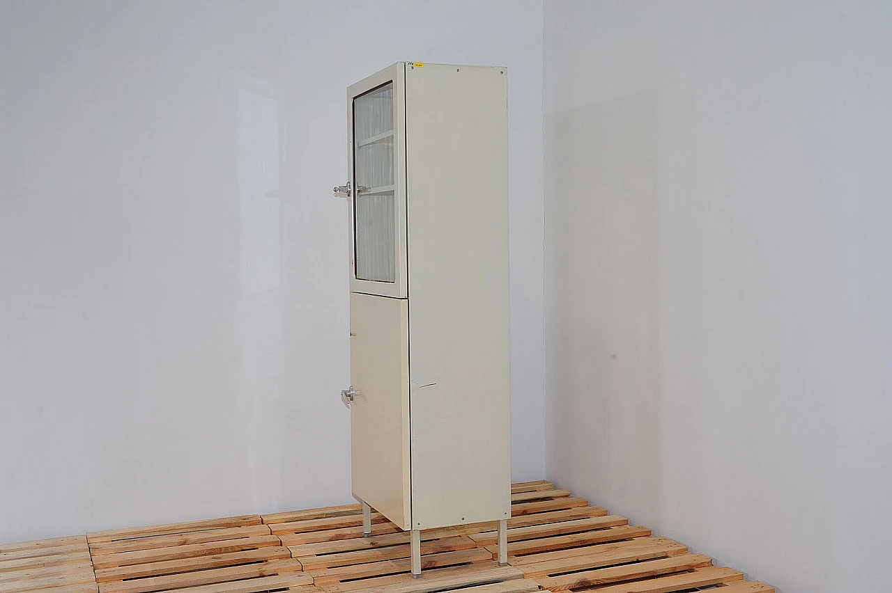 Armadietto medico cecoslovacco in metallo e vetro, anni '50 10