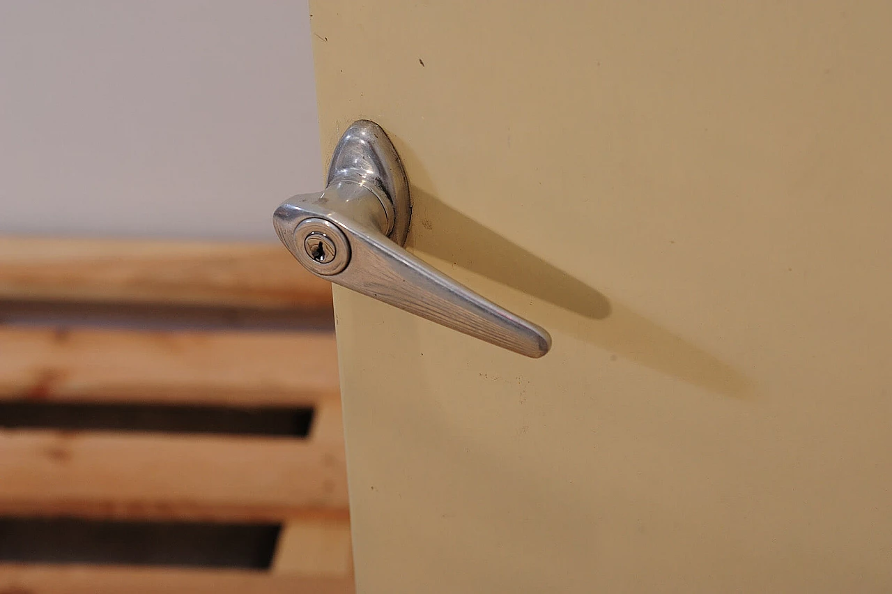 Armadietto medico cecoslovacco in metallo e vetro, anni '50 17