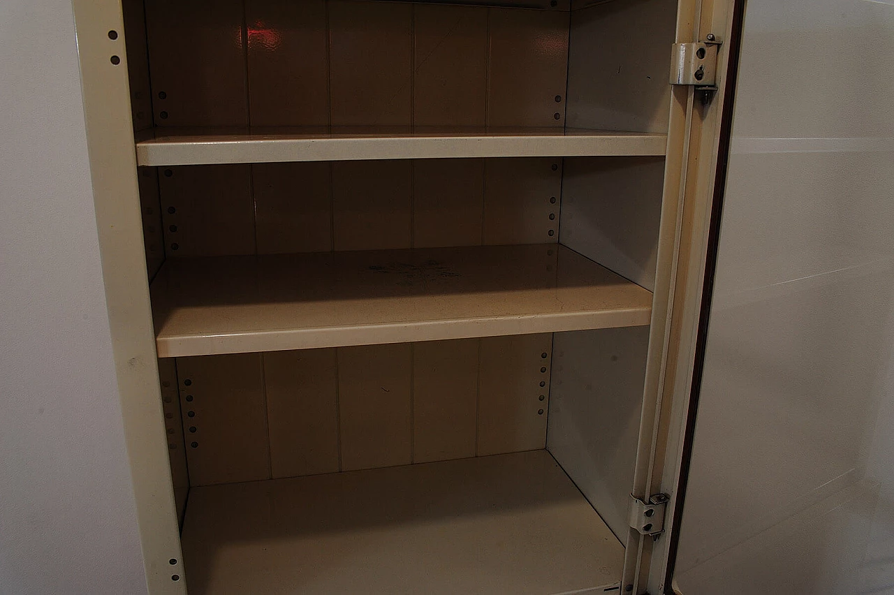 Armadietto medico cecoslovacco in metallo e vetro, anni '50 19