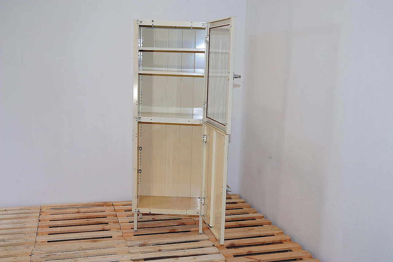 Armadietto medico cecoslovacco in metallo e vetro, anni '50 20