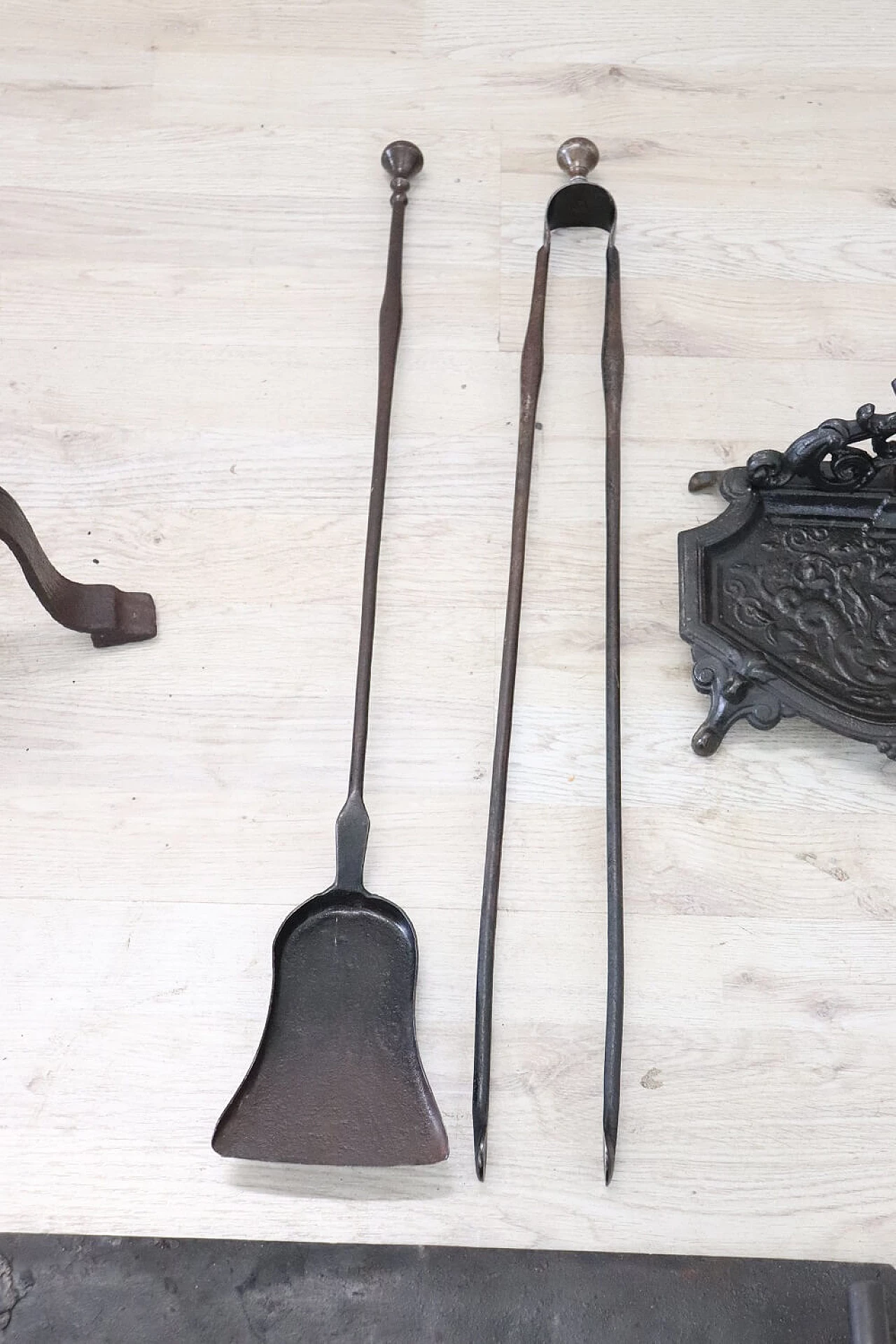 6 Fireplace accessories in wrought iron and cast iron, early 19th century 6