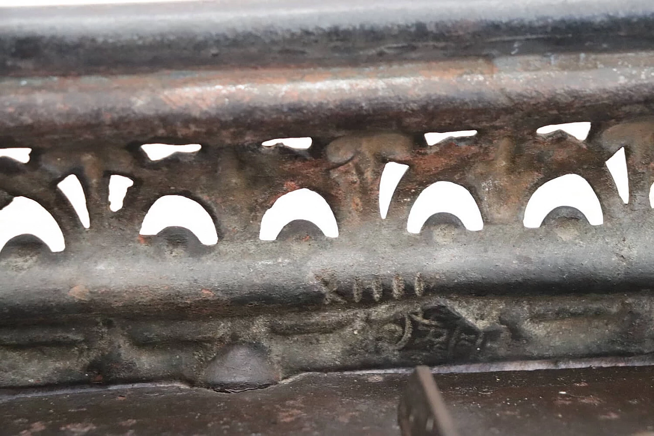 6 Fireplace accessories in wrought iron and cast iron, early 19th century 11