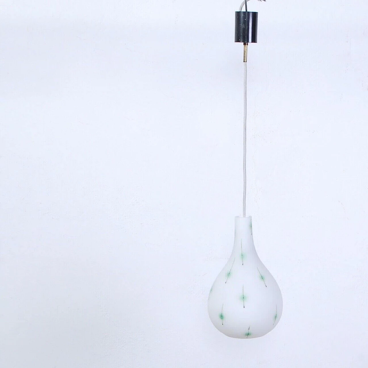 Lampadario a goccia in vetro opalino bianco, anni '60 10