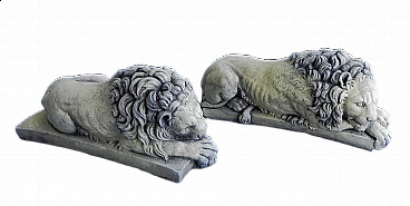 Coppia di sculture di leoni dormienti in pietra