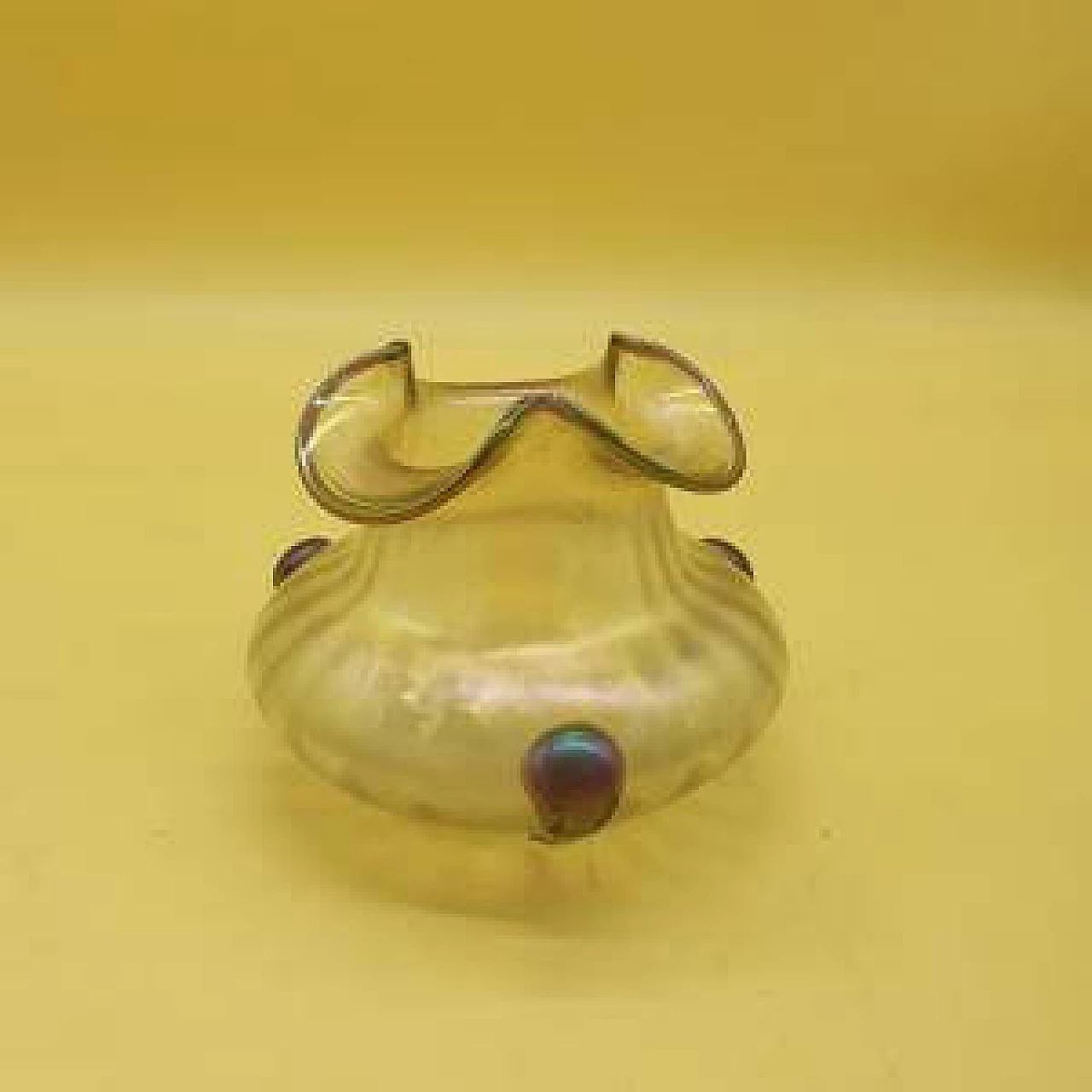 Vasetto in vetro iridescente, metà '900 1