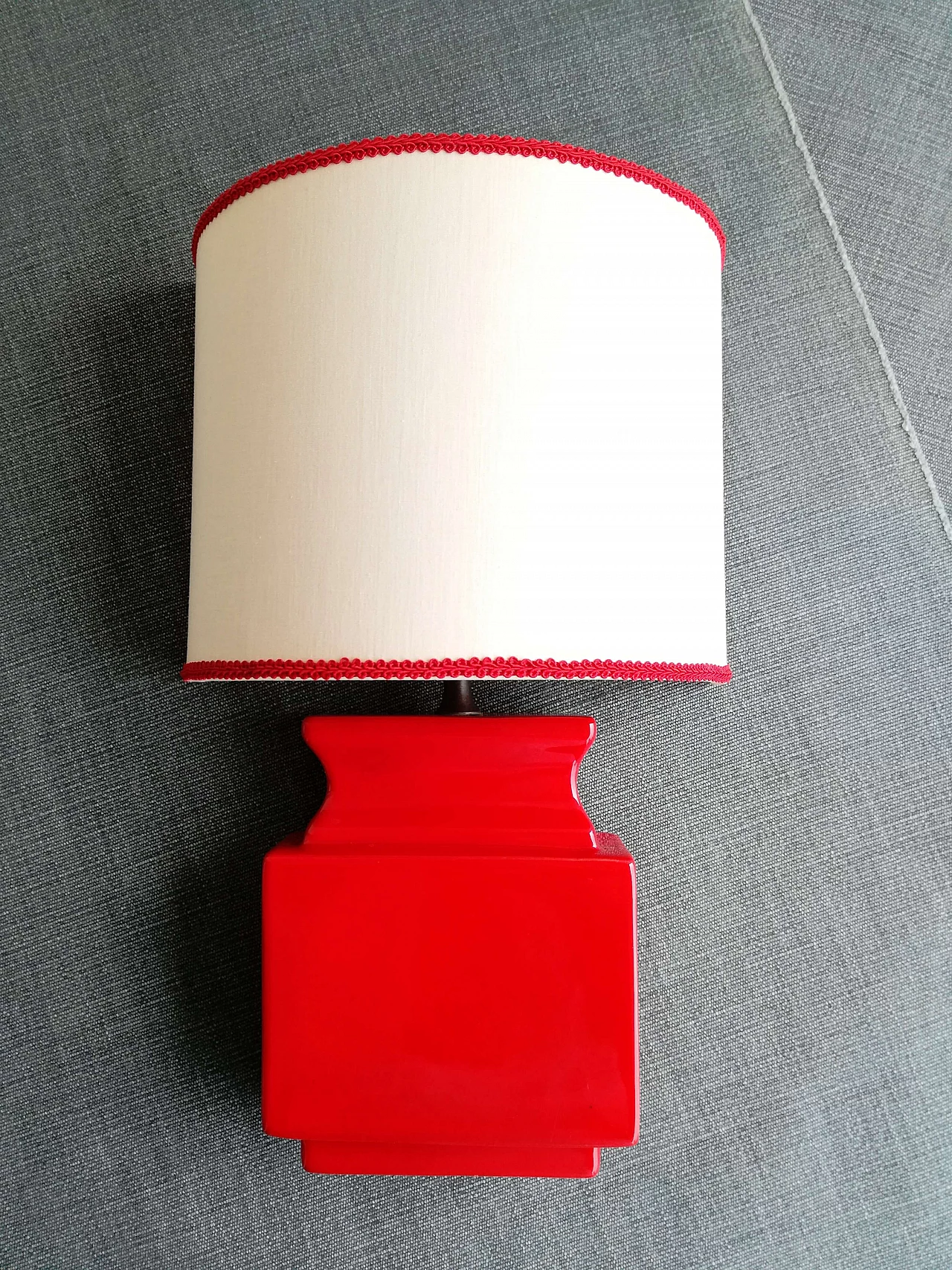 Applique in ceramica smaltata rossa con paralume in seta, anni '70 1