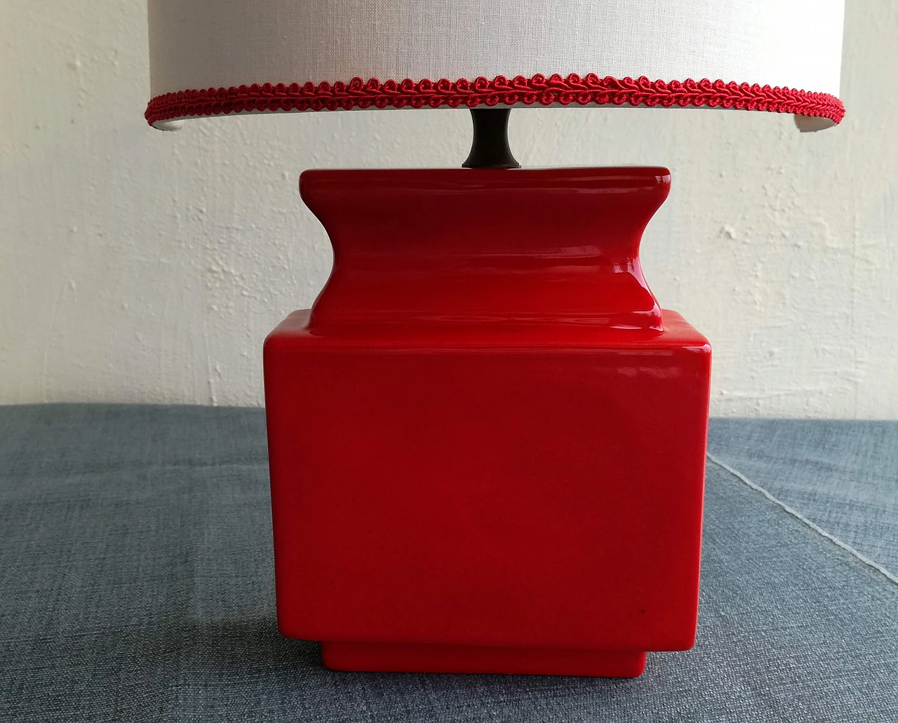 Applique in ceramica smaltata rossa con paralume in seta, anni '70 4