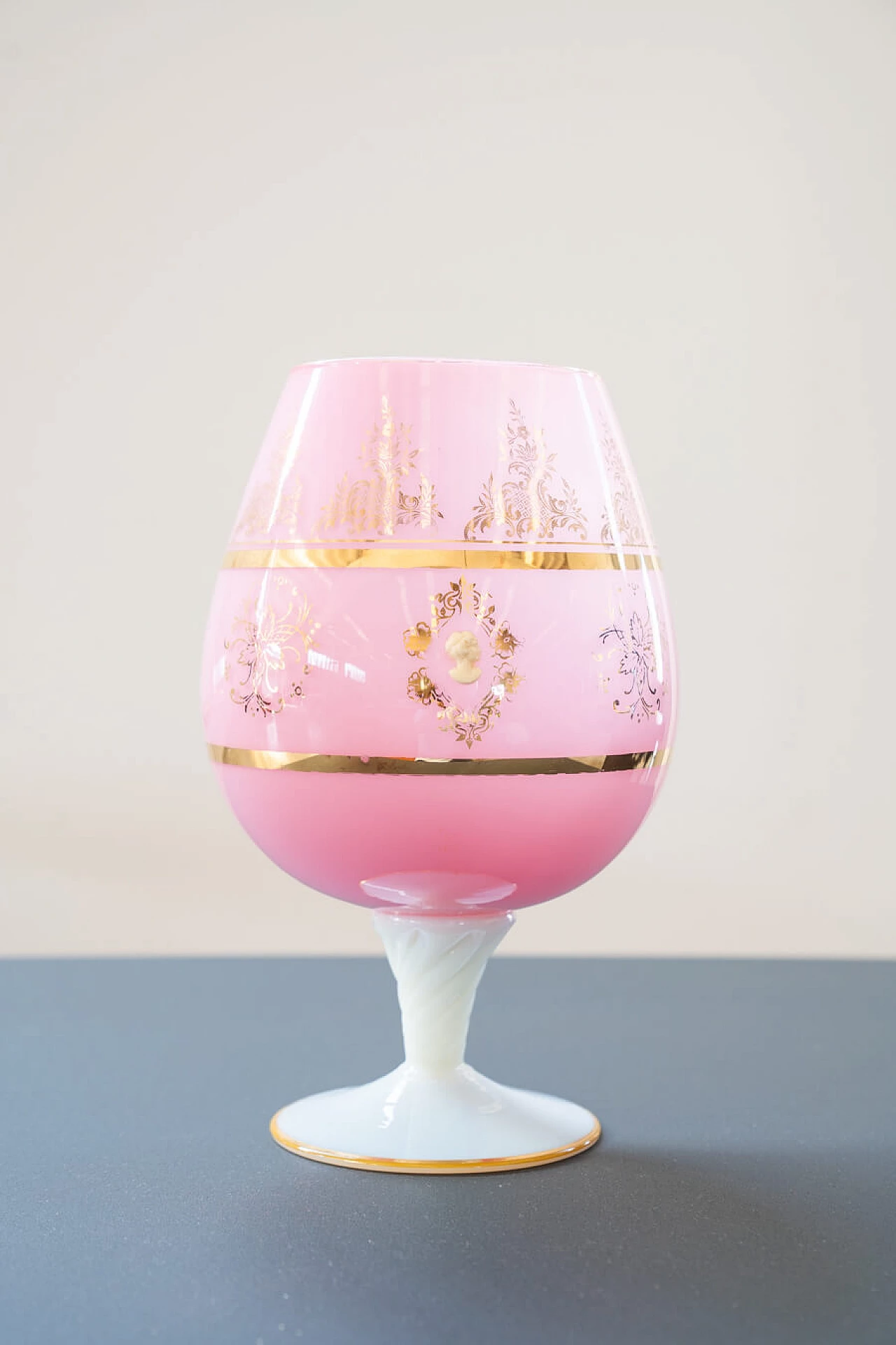 Vaso in vetro rosa decorato a mano, anni '70 5