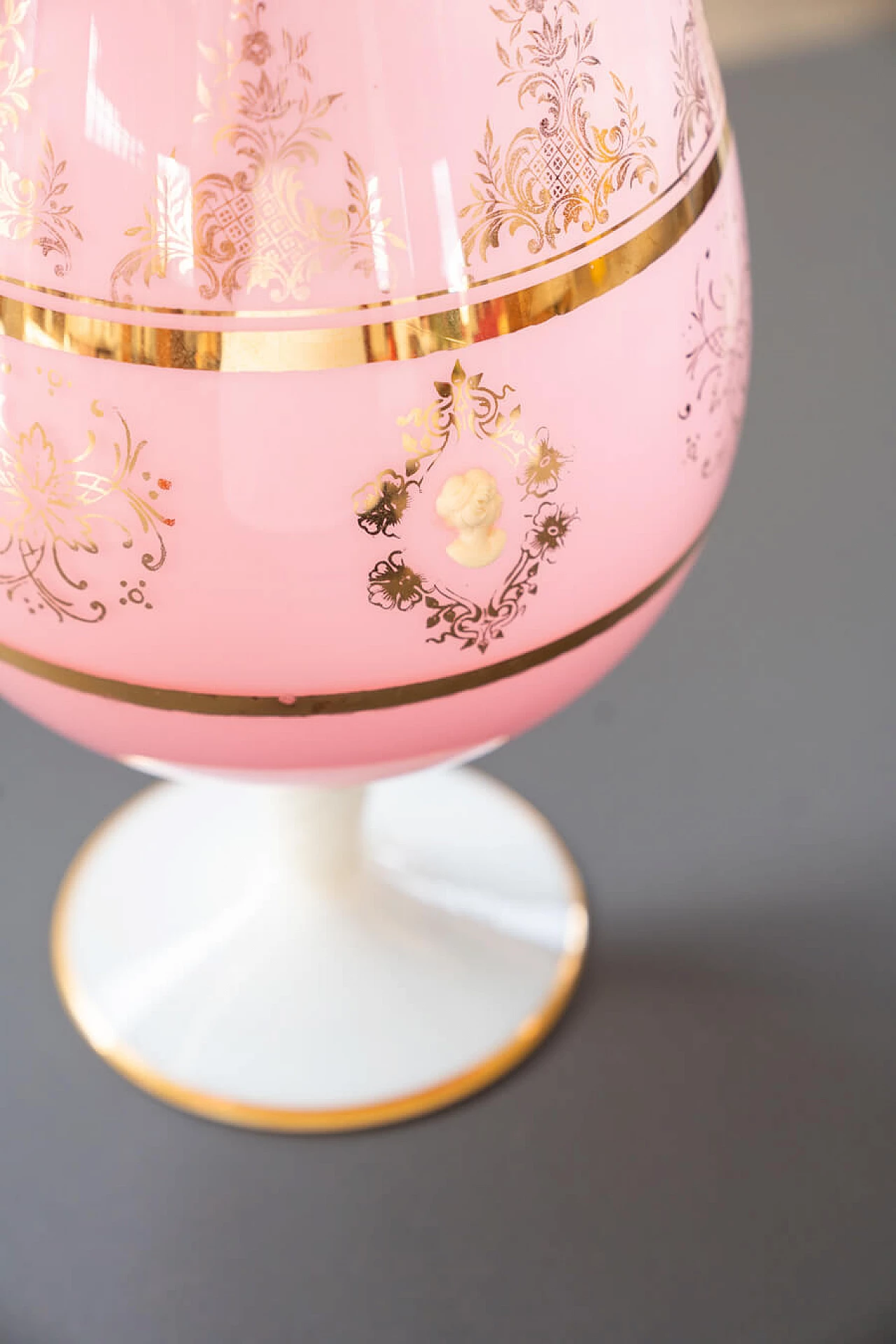 Vaso in vetro rosa decorato a mano, anni '70 6