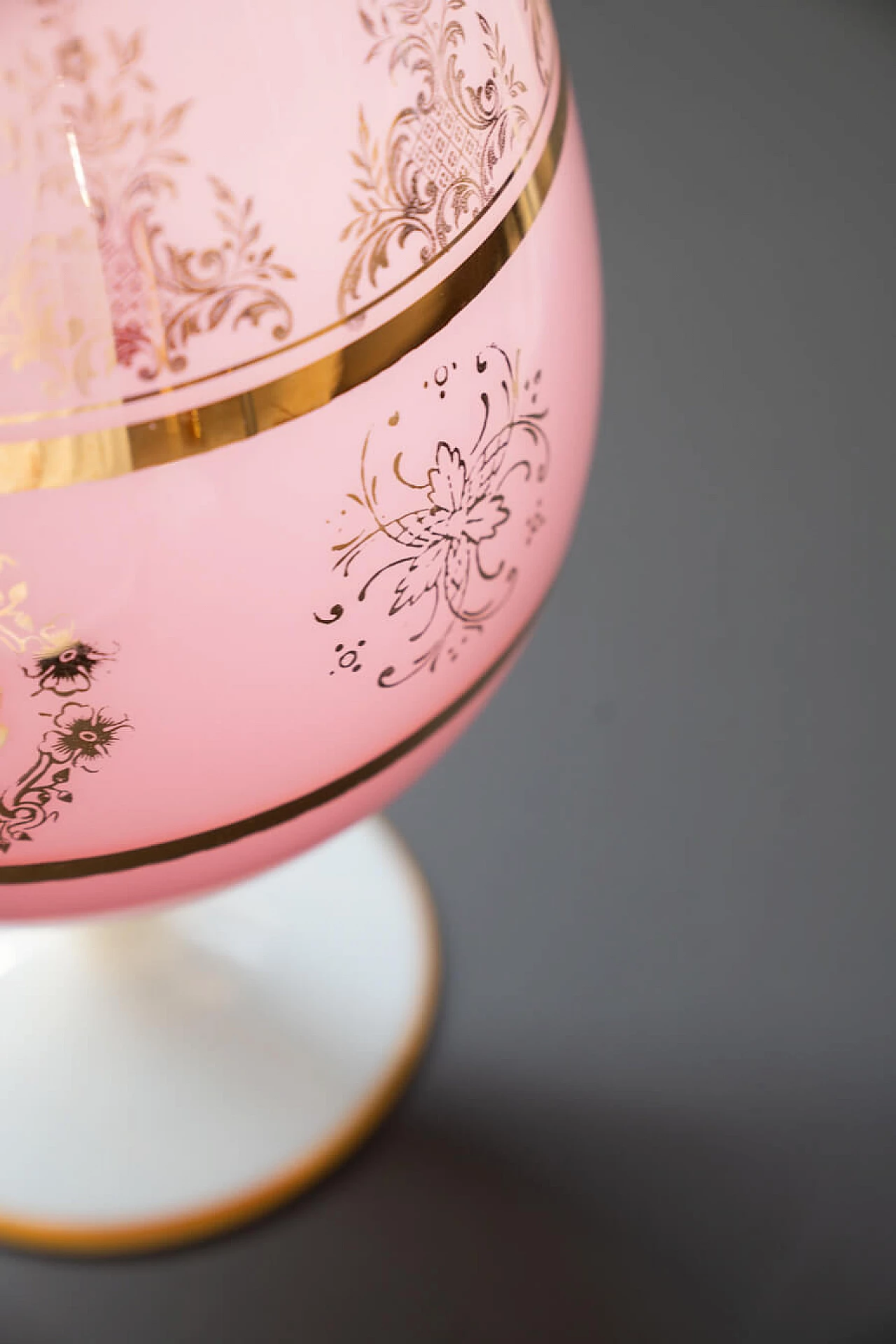 Vaso in vetro rosa decorato a mano, anni '70 10