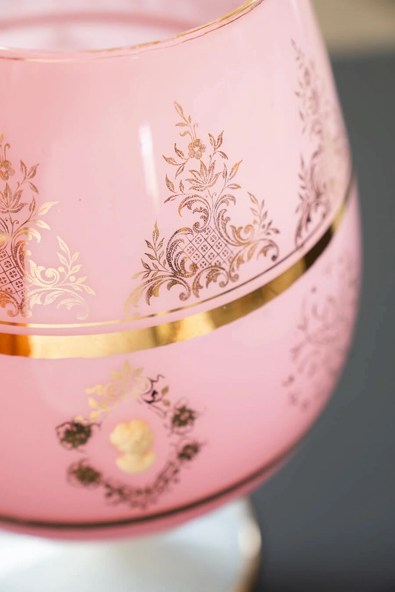 Vaso in vetro rosa decorato a mano, anni '70 11