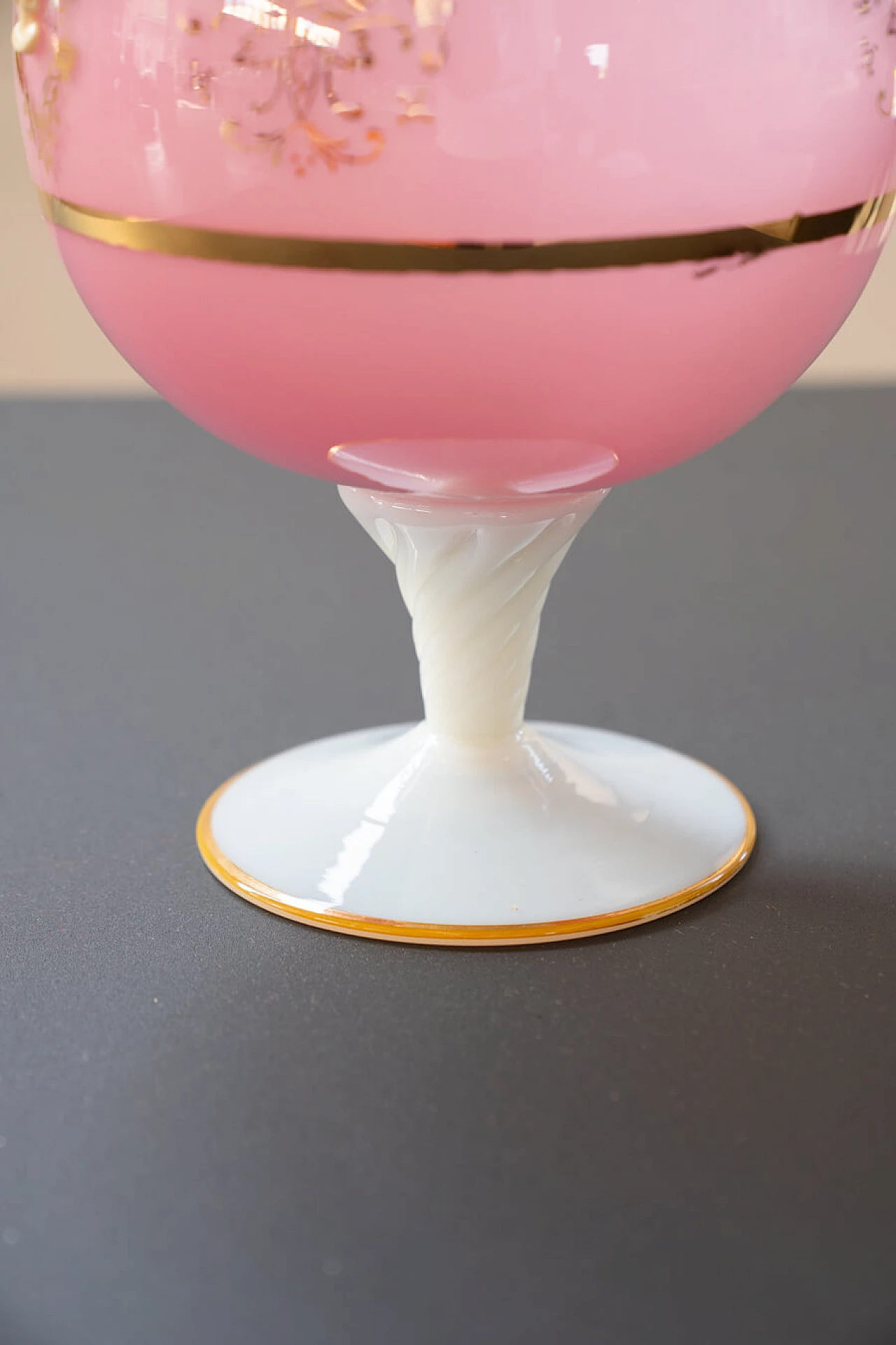 Vaso in vetro rosa decorato a mano, anni '70 12