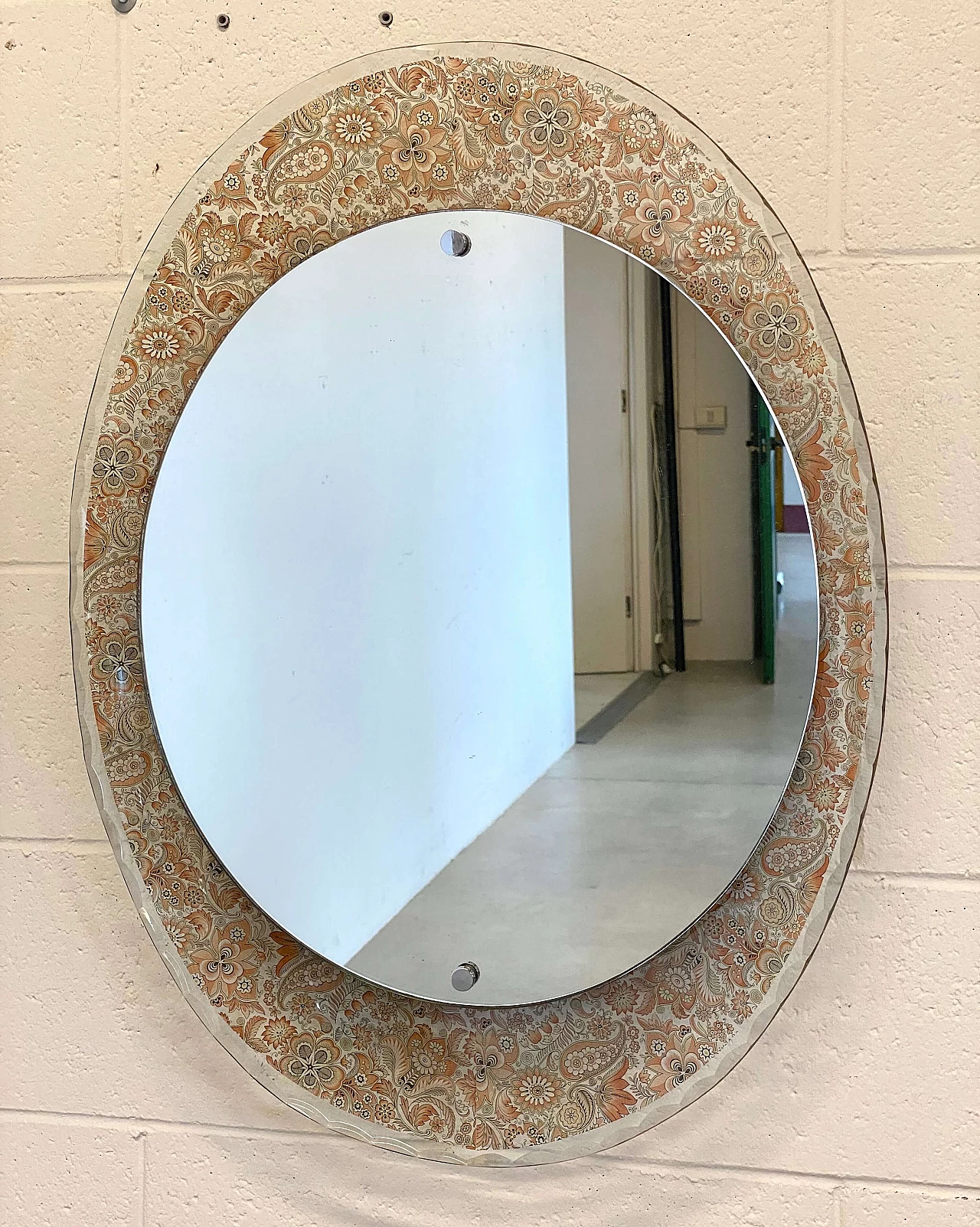 Specchio ovale con bordura in vetro molato con stencil floreale, anni '90 8