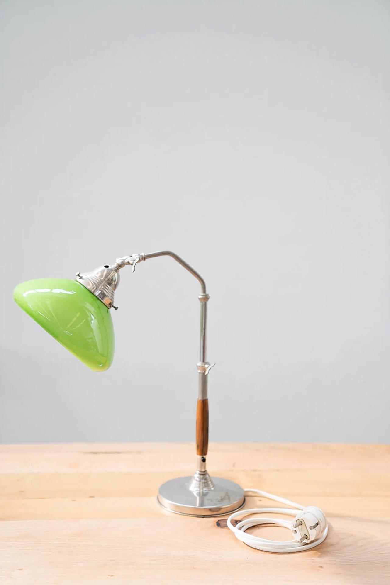 Lampada da tavolo in radica, metallo e vetro verde, anni '50 2