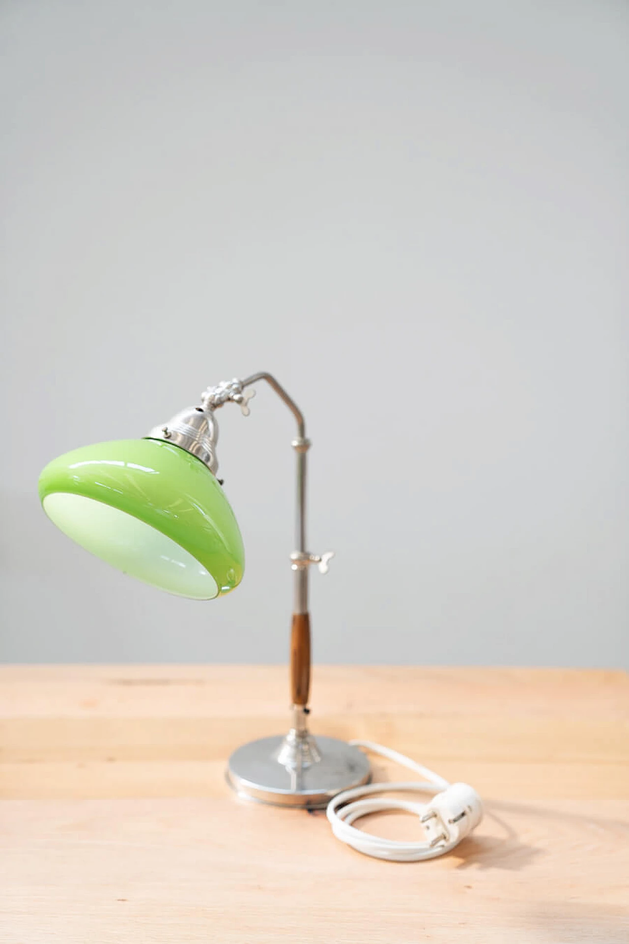 Lampada da tavolo in radica, metallo e vetro verde, anni '50 3