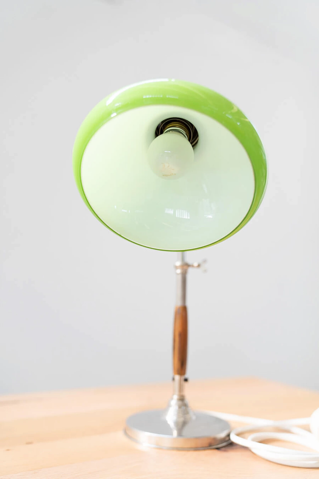 Lampada da tavolo in radica, metallo e vetro verde, anni '50 10