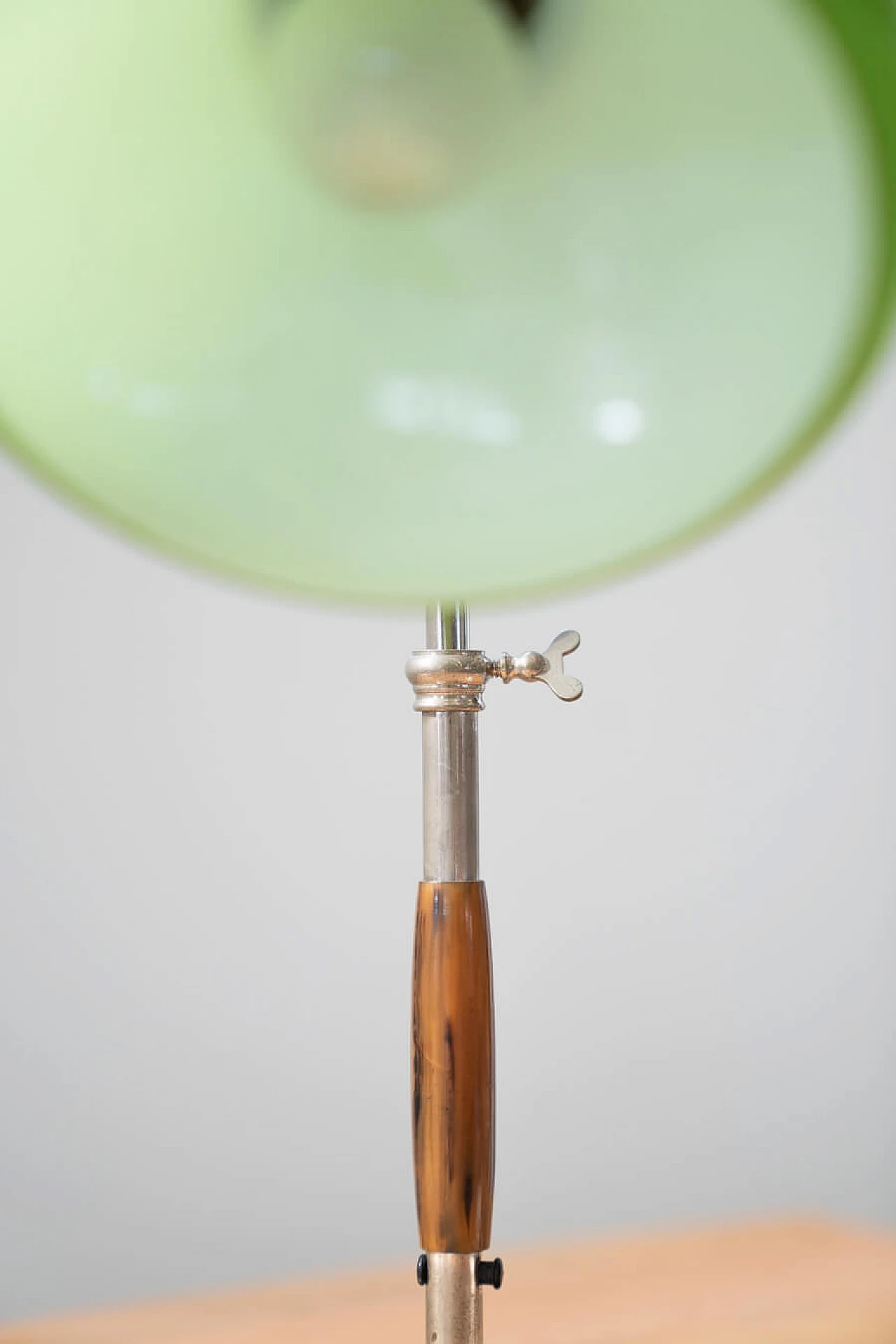 Lampada da tavolo in radica, metallo e vetro verde, anni '50 11