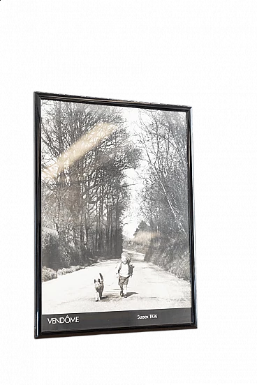 Stampa in bianco e nero di bambino e cane a passeggio, 2000