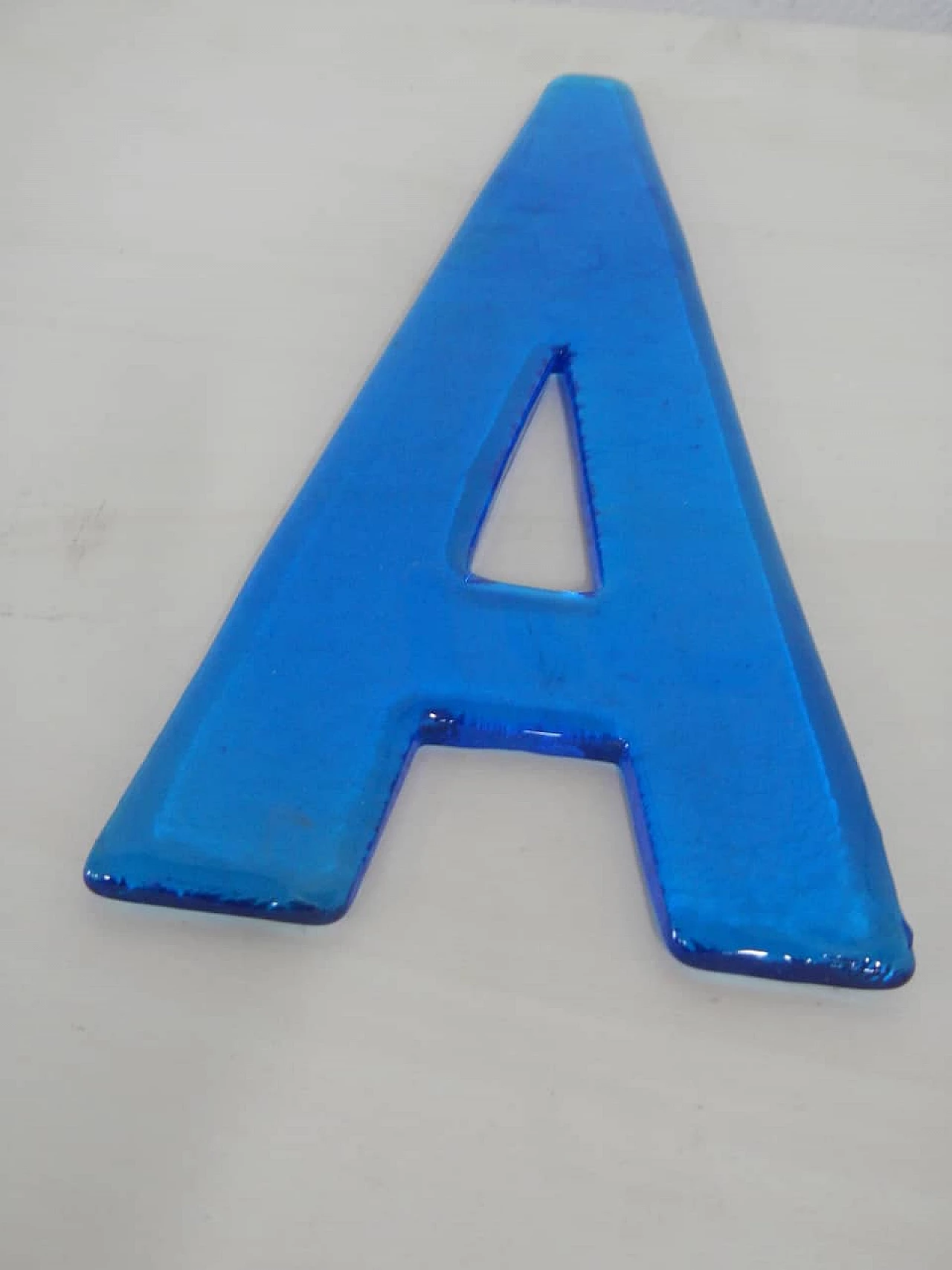 Lettera A in vetro blu, anni '80 1