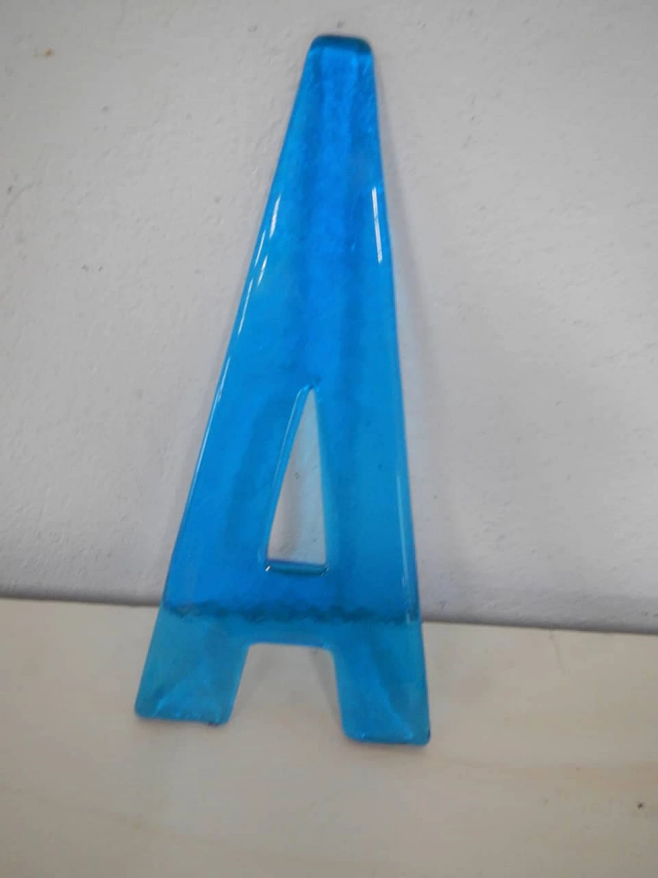Lettera A in vetro blu, anni '80 3