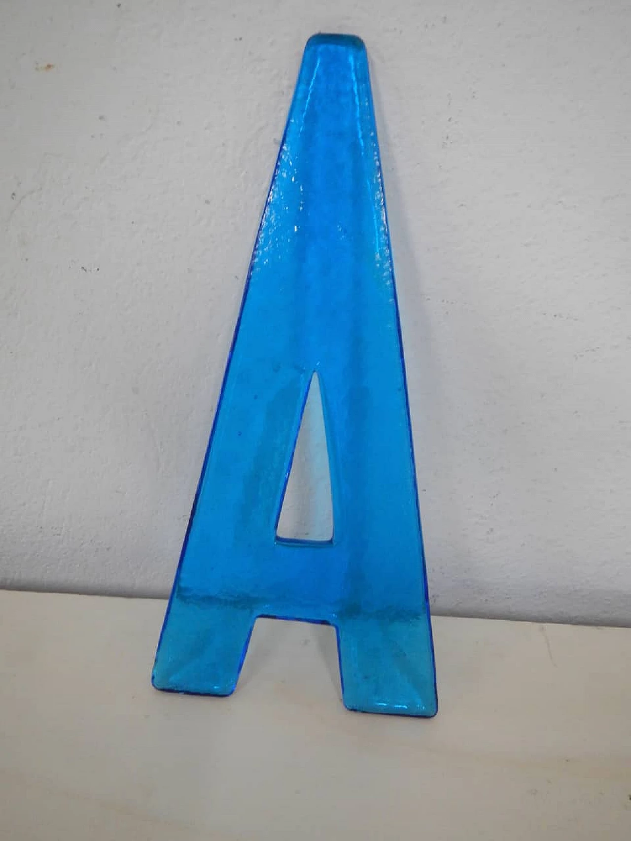 Lettera A in vetro blu, anni '80 4